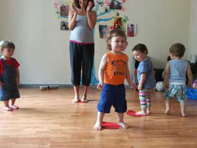 Poi in un attimo parte la musica e ci si diverte ballando al ritmo del �ballo del qua qua�, di �veo veo� e �chu chu ua�